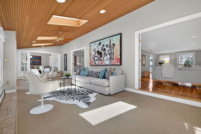 15 Standish Cir, Wellesley, MA 02481