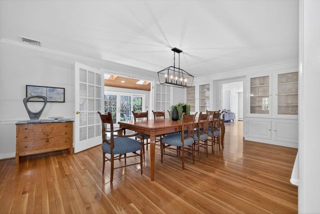 15 Standish Cir, Wellesley, MA 02481