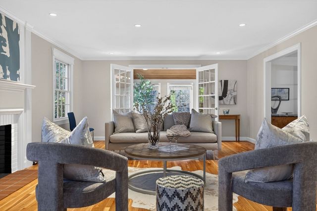 15 Standish Cir, Wellesley, MA 02481