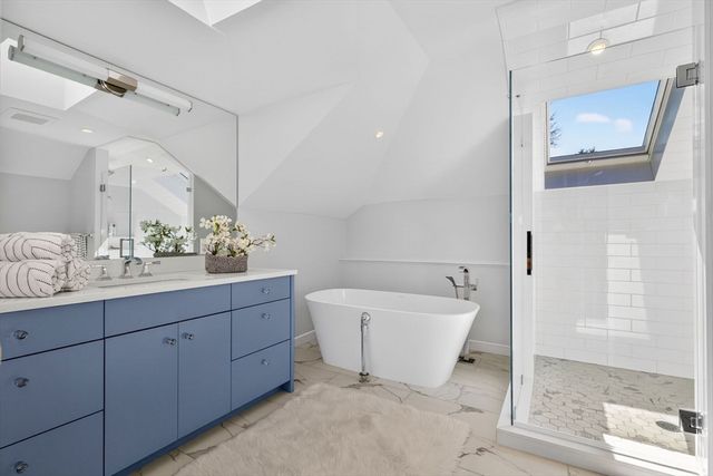 15 Standish Cir, Wellesley, MA 02481