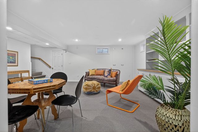 15 Standish Cir, Wellesley, MA 02481