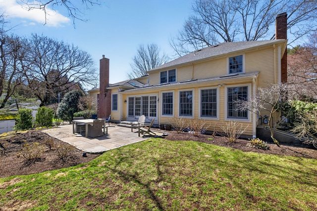 15 Standish Cir, Wellesley, MA 02481