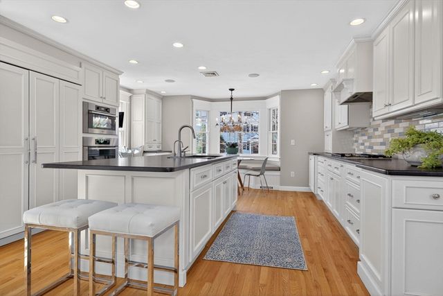 15 Standish Cir, Wellesley, MA 02481