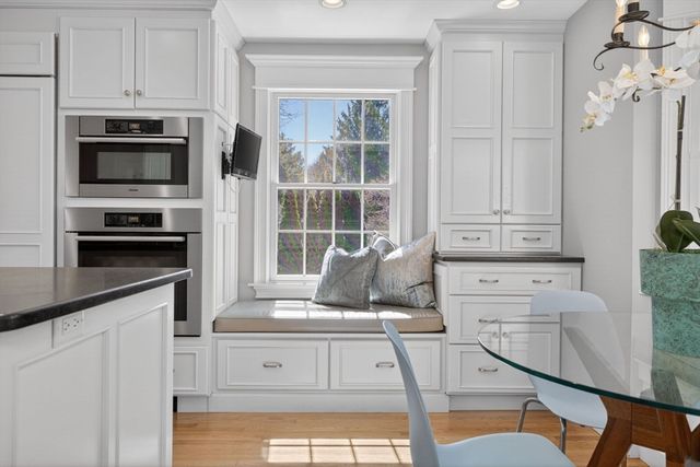 15 Standish Cir, Wellesley, MA 02481