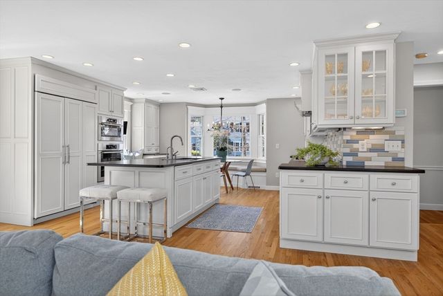 15 Standish Cir, Wellesley, MA 02481