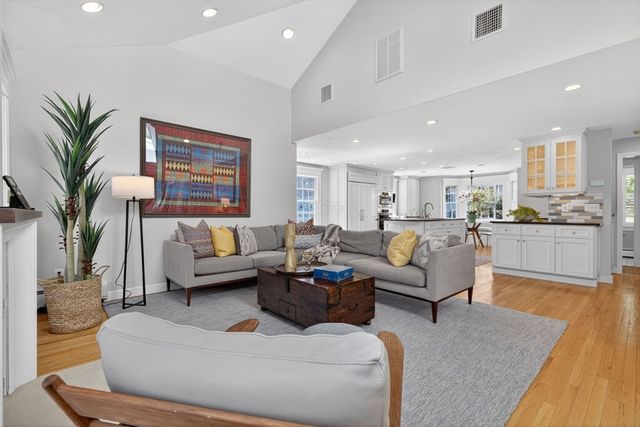 15 Standish Cir, Wellesley, MA 02481