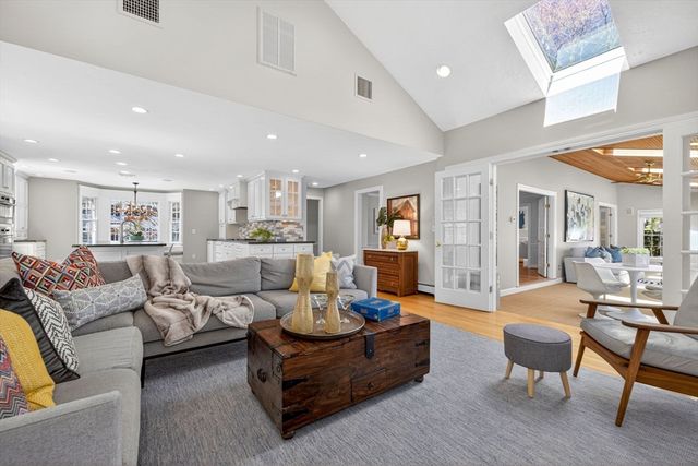 15 Standish Cir, Wellesley, MA 02481