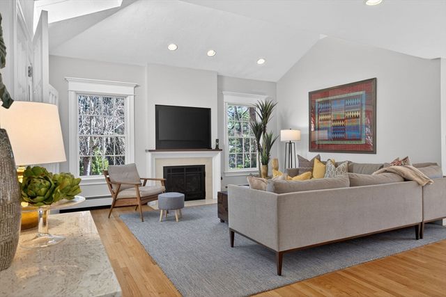 15 Standish Cir, Wellesley, MA 02481