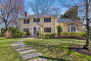 15 Standish Cir, Wellesley, MA 02481