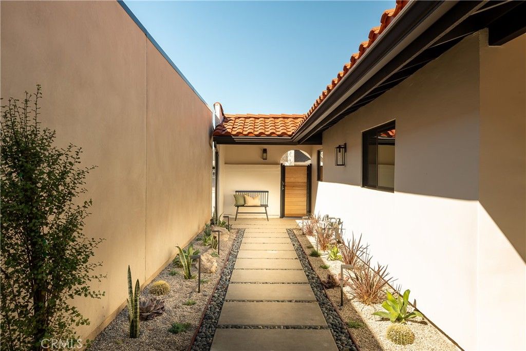 Image 3 of property listing at 2398 Leeward Circle, Westlake Village, CA 91361