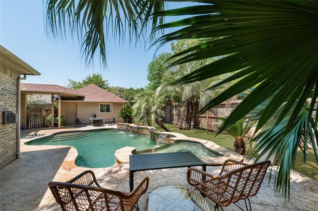 2525 W Ranch Drive, Friendswood, TX 77546