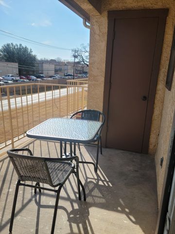 1708 Crest Point Drive, Arlington, TX 76012