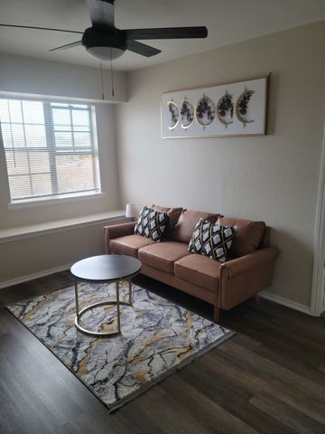 1708 Crest Point Drive, Arlington, TX 76012