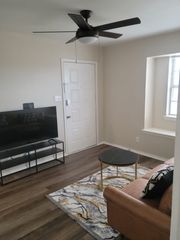 1708 Crest Point Drive, Arlington, TX 76012