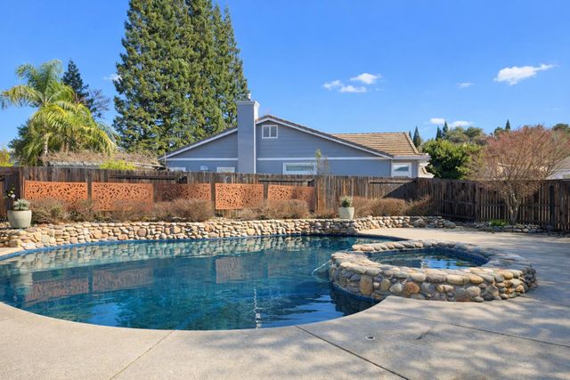 2212 Live Oak Ct, Rocklin, CA 95765