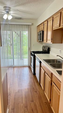 36 W Fern Court 117B, Palatine, IL 60067