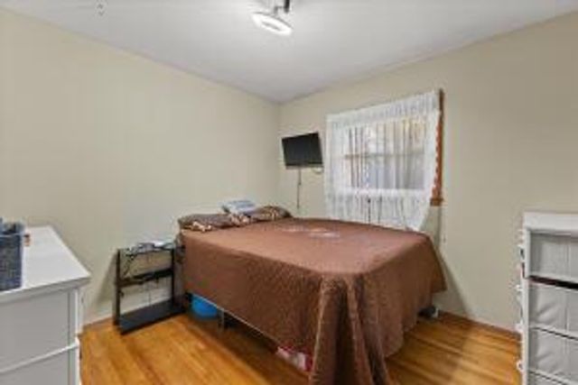 707 W Maplewood COURT, Milwaukee, WI 53221