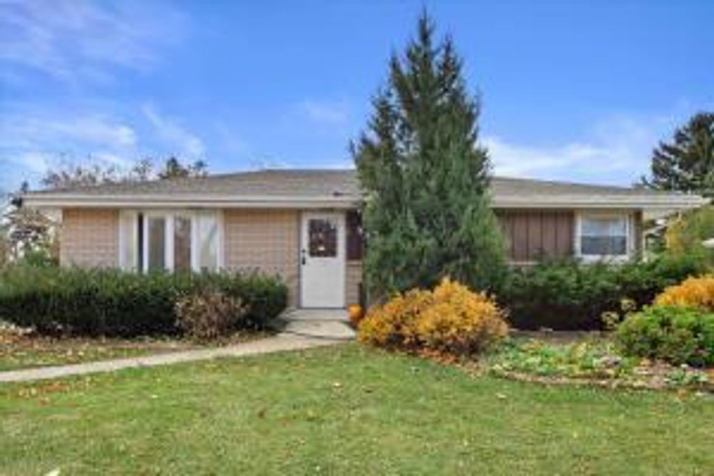 707 W Maplewood COURT, Milwaukee, WI 53221