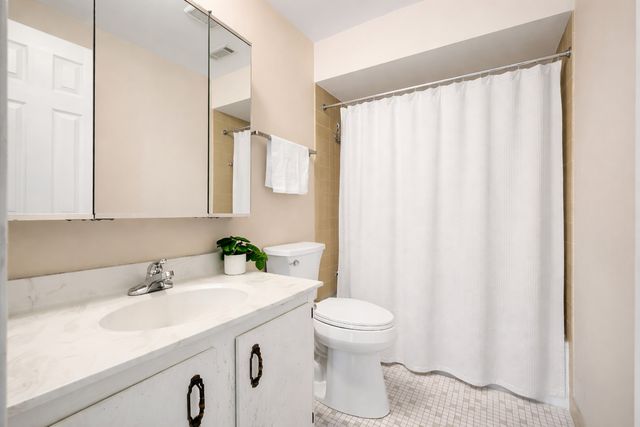 714 Walnut Drive 405, Darien, IL 60561