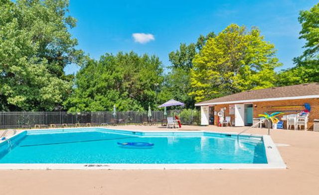 714 Walnut Drive 405, Darien, IL 60561