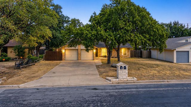 8808 Pineridge DR B, Austin, TX 78729