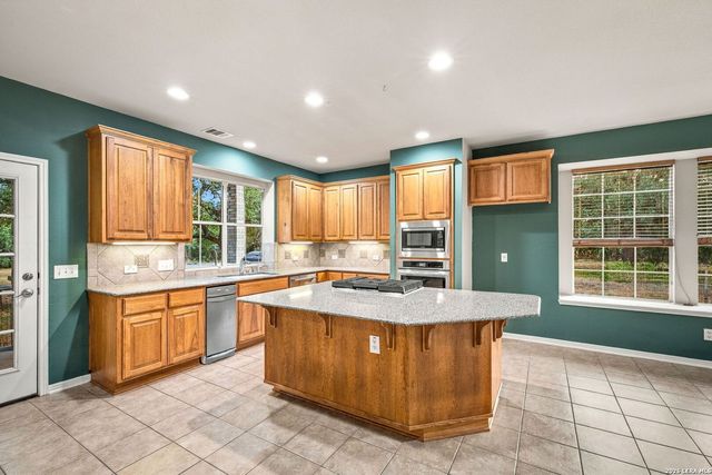 289 LONE CREEK CIR, New Braunfels, TX 78132