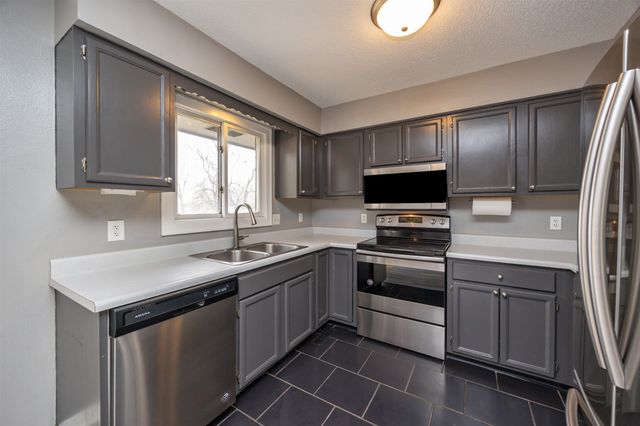 701 Hickory Hill Lane, Des Moines, IA 50317
