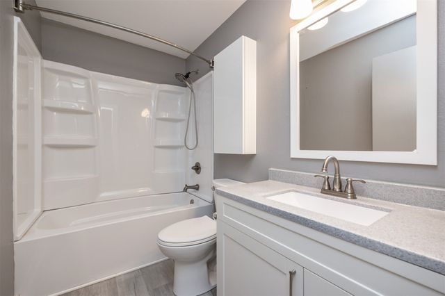701 Hickory Hill Lane, Des Moines, IA 50317
