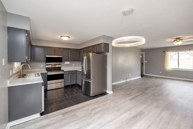 701 Hickory Hill Lane, Des Moines, IA 50317
