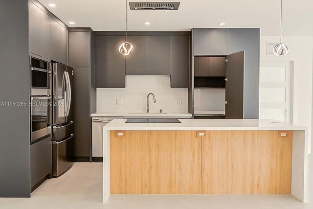 588 Palmetto Dr, Miami Springs, FL 33166