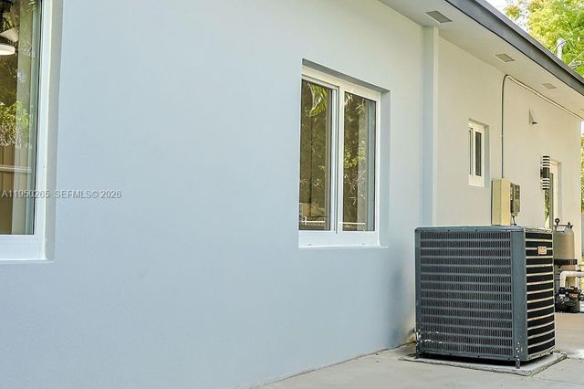 588 Palmetto Dr, Miami Springs, FL 33166