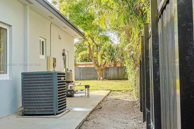 588 Palmetto Dr, Miami Springs, FL 33166