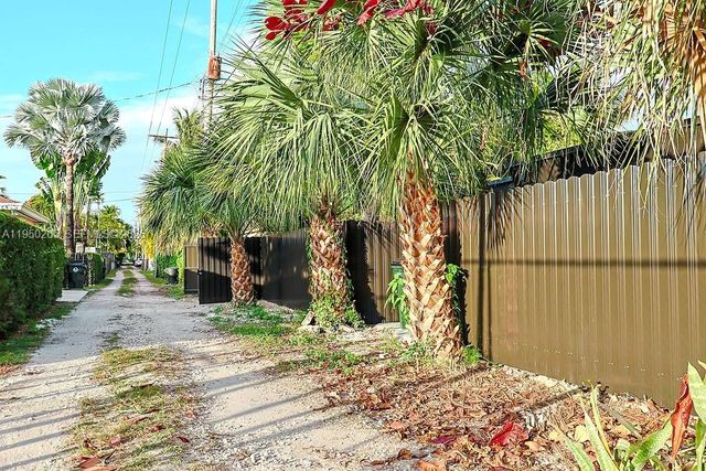 588 Palmetto Dr, Miami Springs, FL 33166