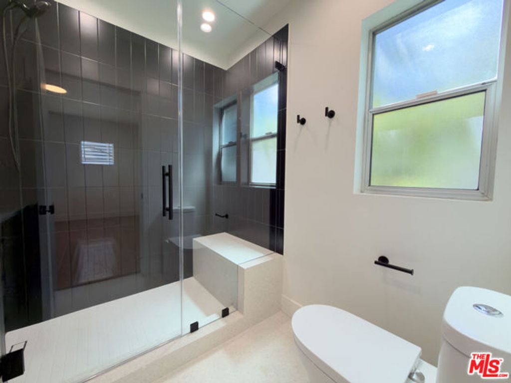 1947 Clinton Street 700, Los Angeles, CA 90026