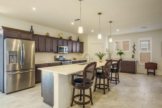 590 Rio Chama Circle SW, Los Lunas, NM 87031