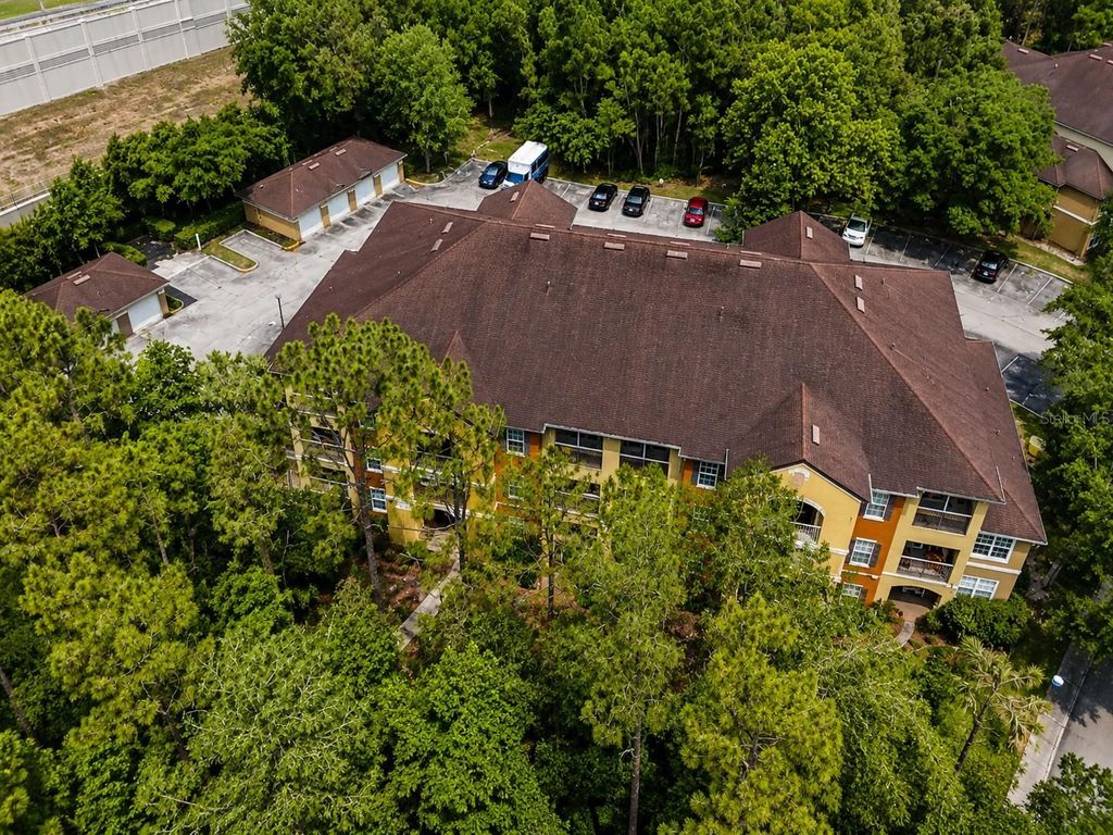 Image 11 of property listing at 802 CREST PINES DRIVE 836, Orlando, FL 32828