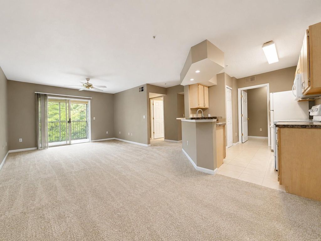 Image 13 of property listing at 802 CREST PINES DRIVE 836, Orlando, FL 32828