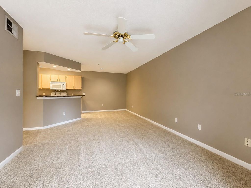 Image 15 of property listing at 802 CREST PINES DRIVE 836, Orlando, FL 32828