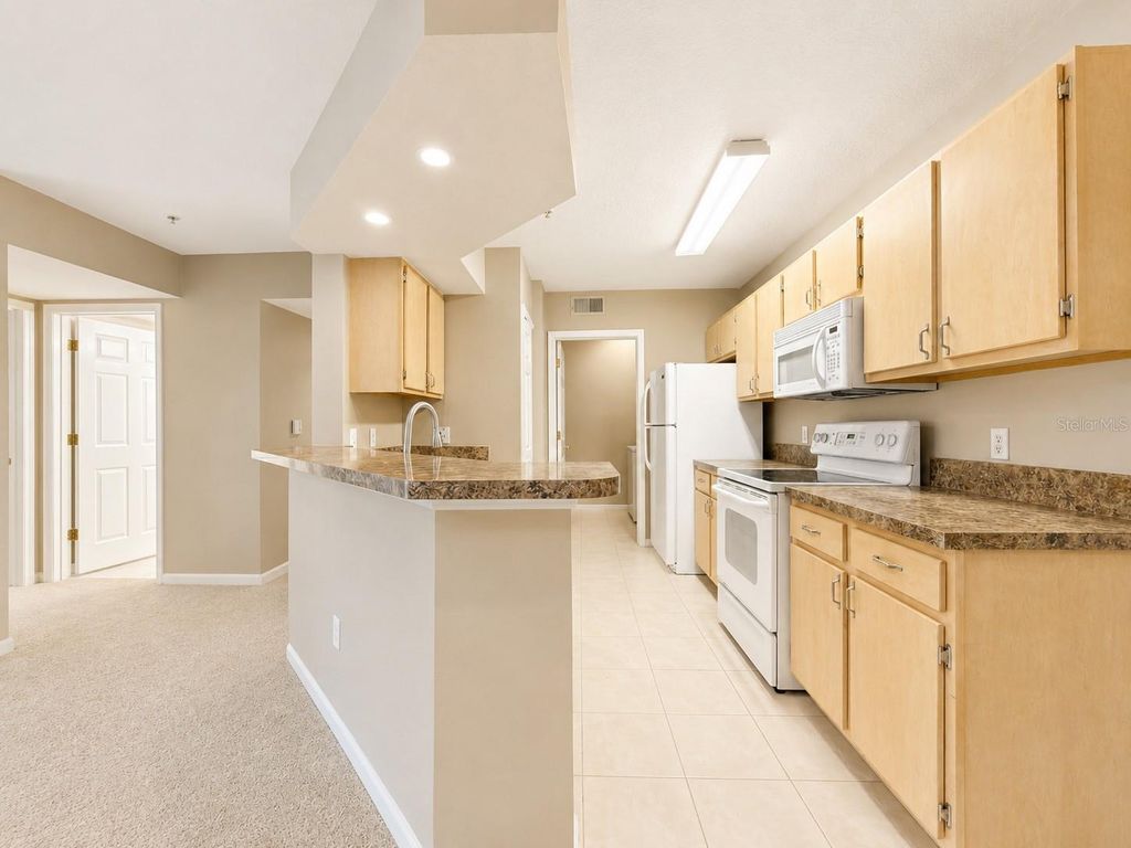 Image 19 of property listing at 802 CREST PINES DRIVE 836, Orlando, FL 32828