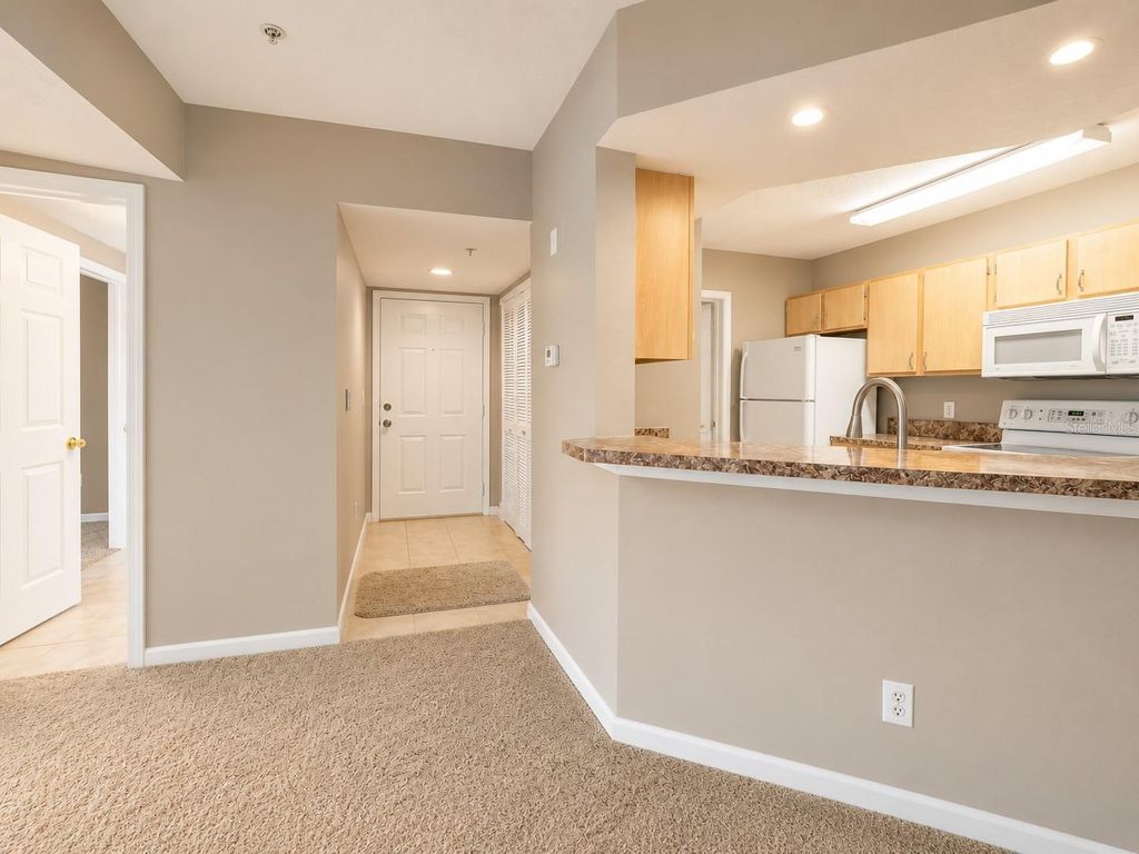 Image 20 of property listing at 802 CREST PINES DRIVE 836, Orlando, FL 32828