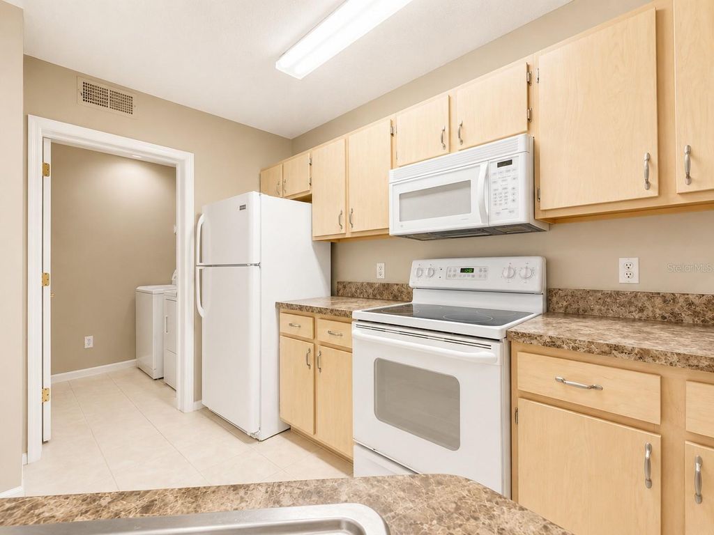 Image 21 of property listing at 802 CREST PINES DRIVE 836, Orlando, FL 32828