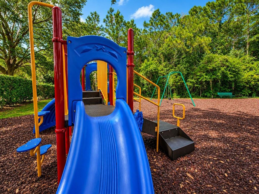 Image 8 of property listing at 802 CREST PINES DRIVE 836, Orlando, FL 32828