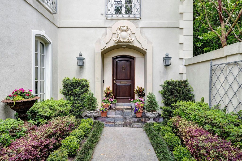 Image 2 of property listing at 3744 Inwood Drive, Houston, TX 77019