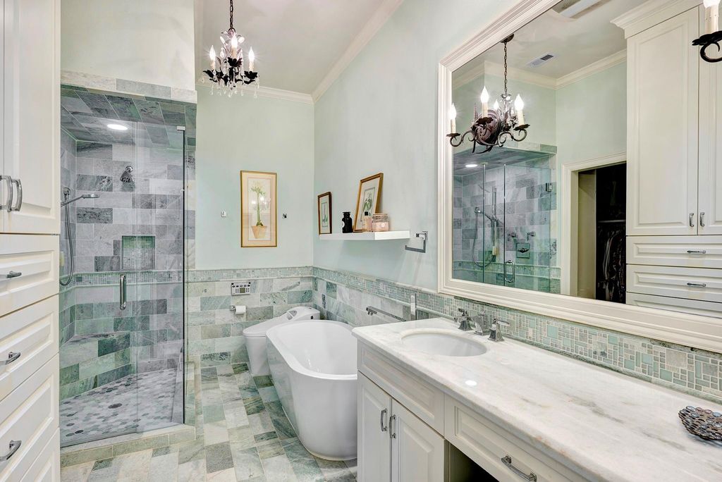 Image 24 of property listing at 3744 Inwood Drive, Houston, TX 77019