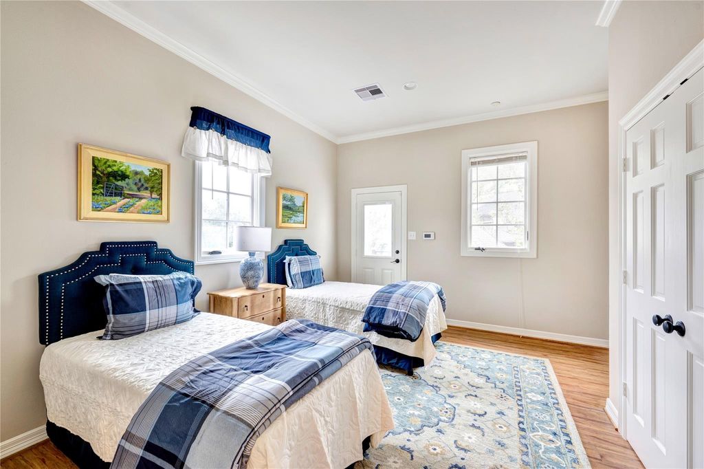 Image 27 of property listing at 3744 Inwood Drive, Houston, TX 77019