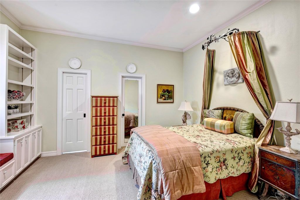 Image 29 of property listing at 3744 Inwood Drive, Houston, TX 77019