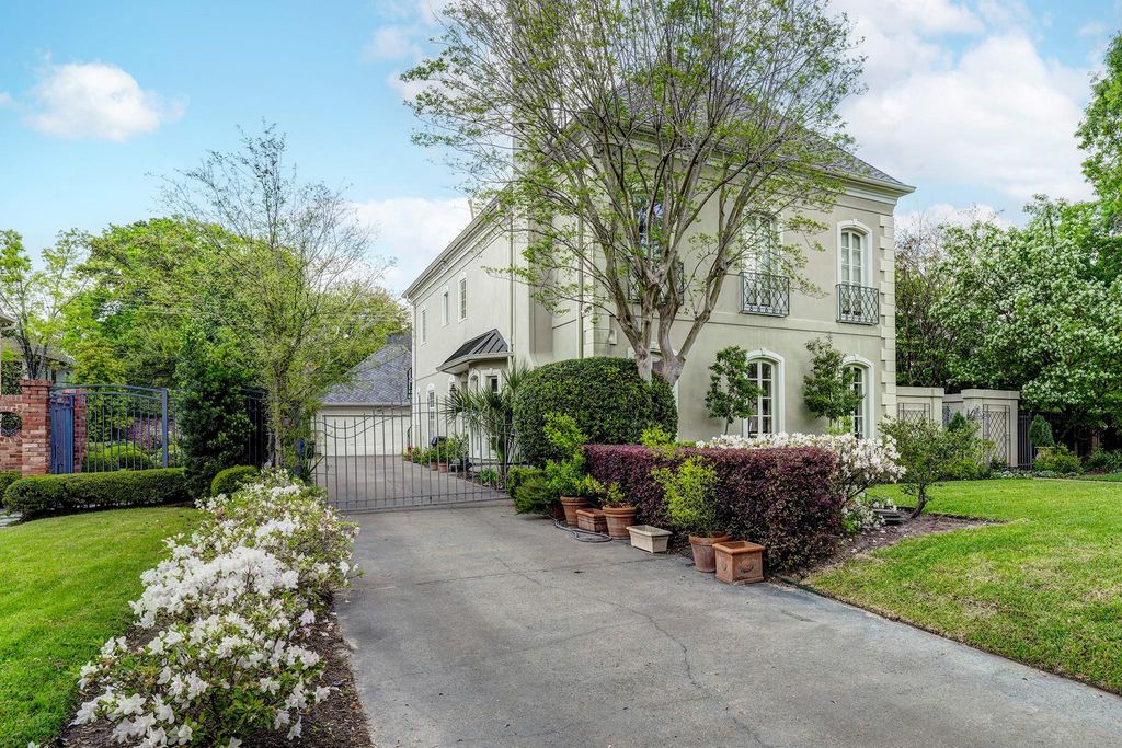 Image 3 of property listing at 3744 Inwood Drive, Houston, TX 77019