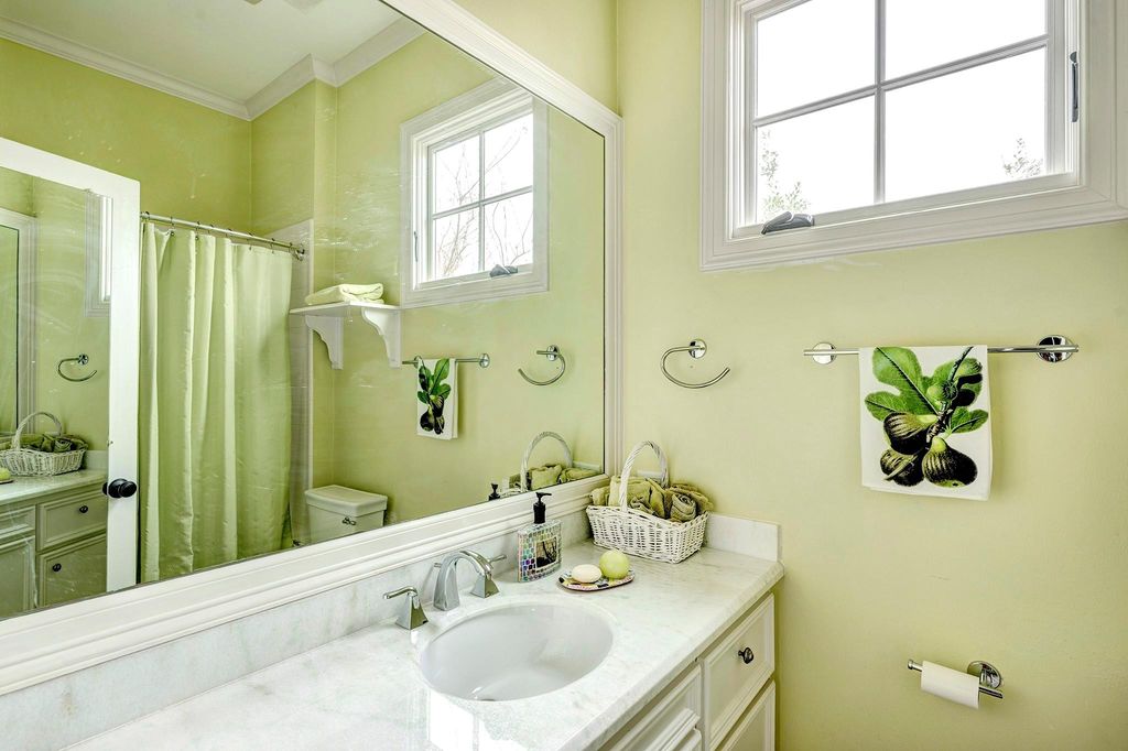 Image 30 of property listing at 3744 Inwood Drive, Houston, TX 77019