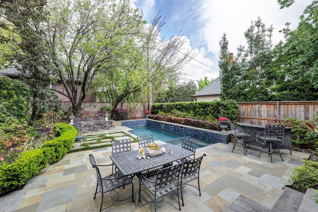 Image 34 of property listing at 3744 Inwood Drive, Houston, TX 77019