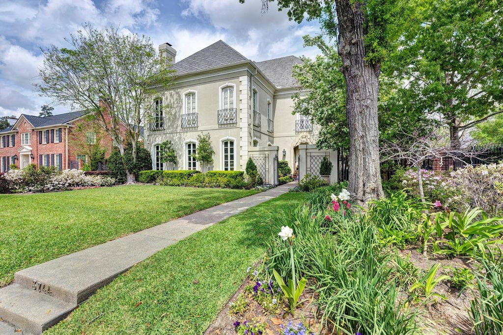 Image 4 of property listing at 3744 Inwood Drive, Houston, TX 77019